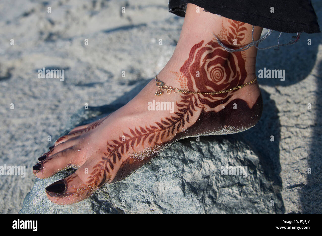 Femme avec le pied d'Omanais tatouage au henné, Oman Banque D'Images