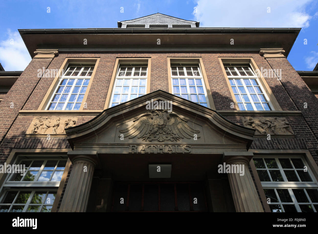 Altes Rathaus im Stil des Neoklassizismus, jetzt AWO Seniorenzentrum, Teilansicht, Portal mit Adlerwappen, Voerde, Niederrhein, Ruhr, Nordrhein- Banque D'Images