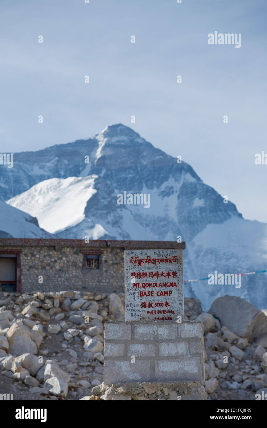 L'altitude du mont Everest signer avec la hauteur au Camp de base au Tibet Banque D'Images