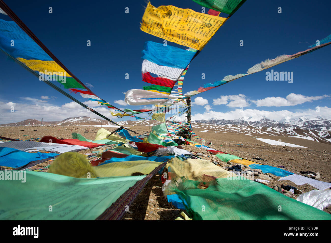 Les drapeaux de prières et la gamme de montagne dans l'Himalaya en arrière-plan, sur la route de l'amitié au Tibet Banque D'Images