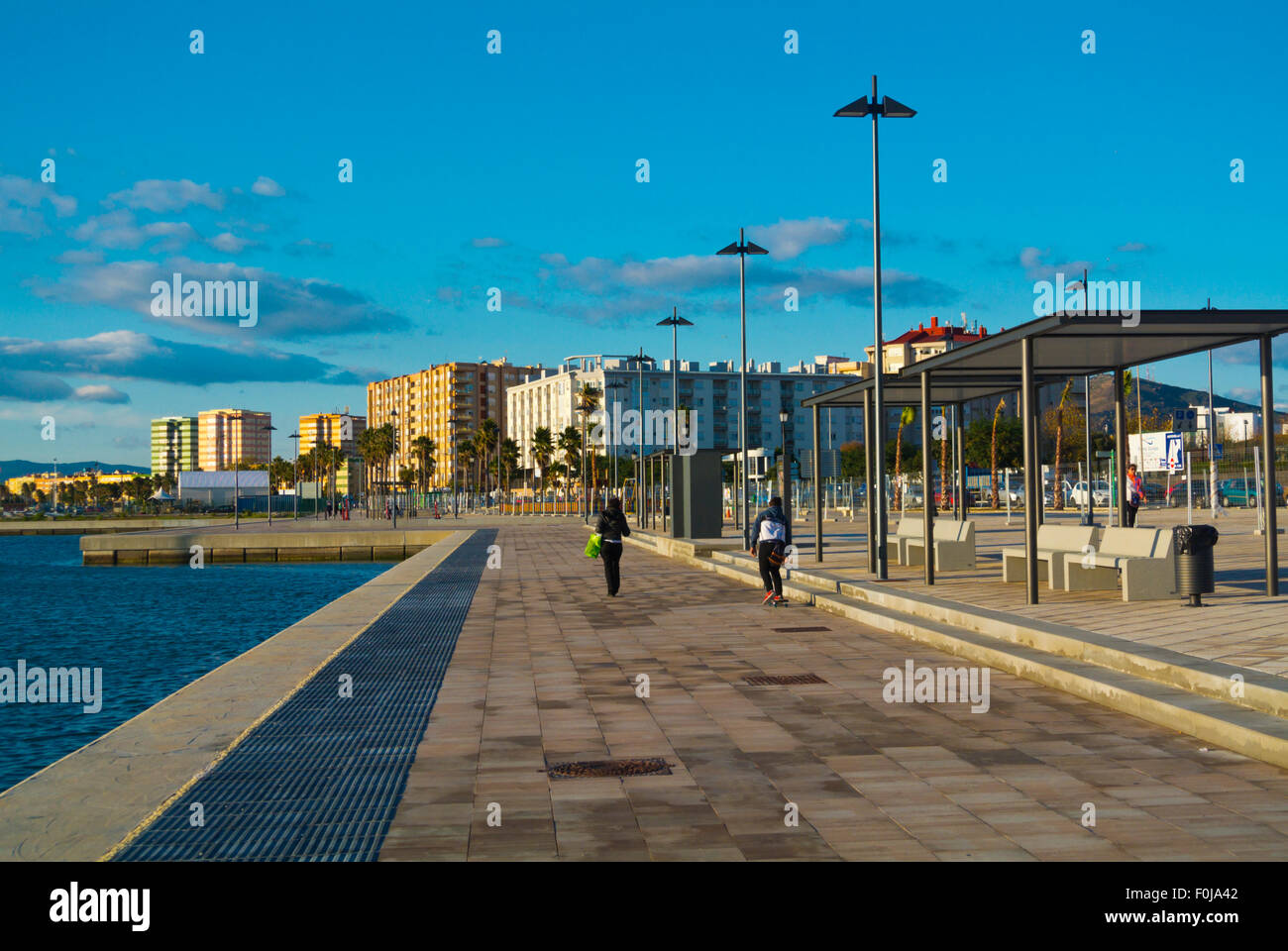 Paseo Maritimo Poniente, promenade en bord de mer, la Linea de la conception, à l'Andalousie, Espagne Banque D'Images