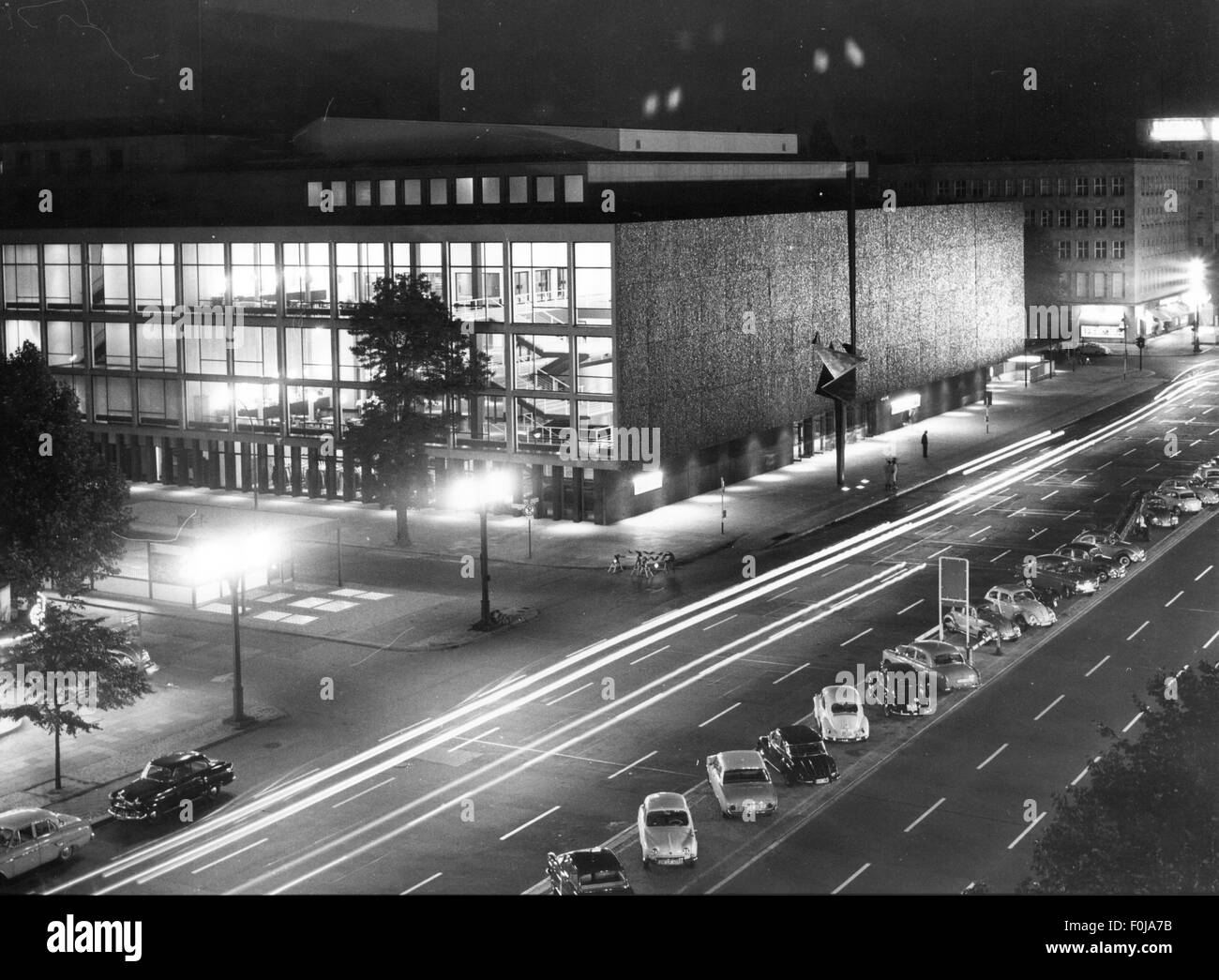 Géographie / voyage,Allemagne,Berlin,bâtiment,Deutsche Oper,construit 1957 - 1961,architecte: Fritz Bornemann,vue extérieure,prise de nuit,1963,Opéra,opéra,opéra,nuit,obscurité,architecture,lumières,Volkswagen,VW scarabée,parking,places,places de stationnement,places de stationnement,parkings,parkings,parkings,feux de rue,Europe,transports,feux de rue,Europe,Paris,feux de rue,Paris,Paris,Paris,transports,rue,rue,rue,rue,rue,hors-rue,rue,rue,rue,Europe,rue,rue,rue,rue,rue,rue,rue,rue,rue,rue,rue,rue,rue,rue,hors-rue,rue,rue,rue,rue,rue,rue,rue, Banque D'Images