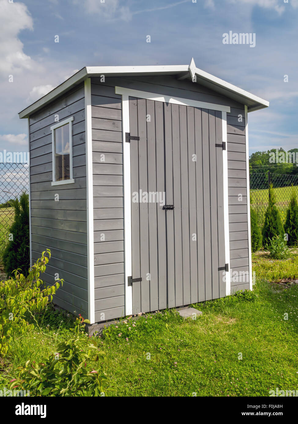 Outils de jardin en bois peint en couleur gris shed Banque D'Images