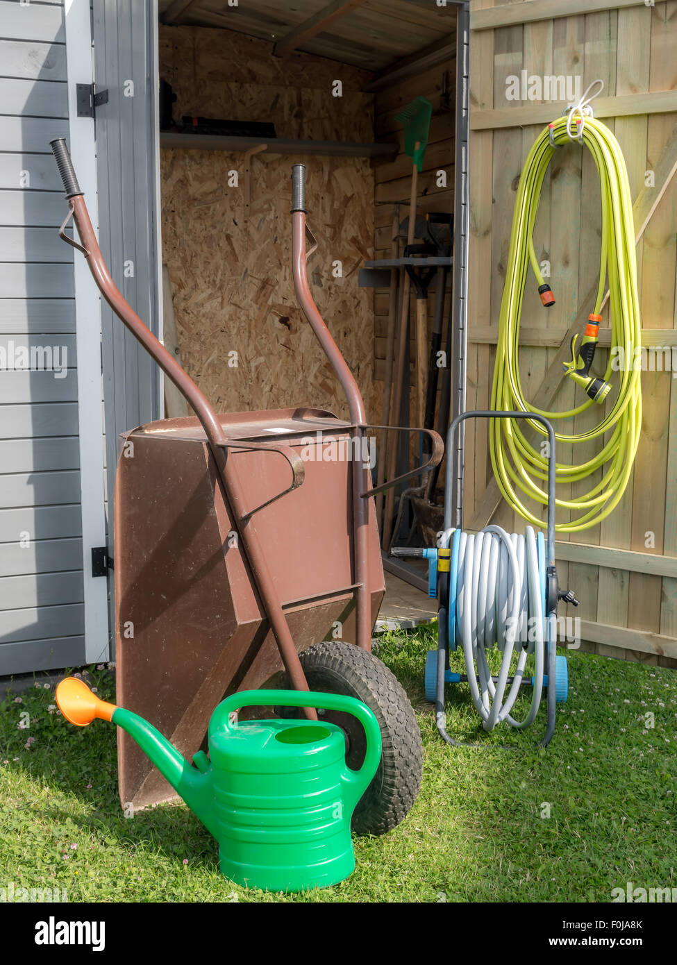 Cabane en bois avec différents outils et équipement de jardin Banque D'Images