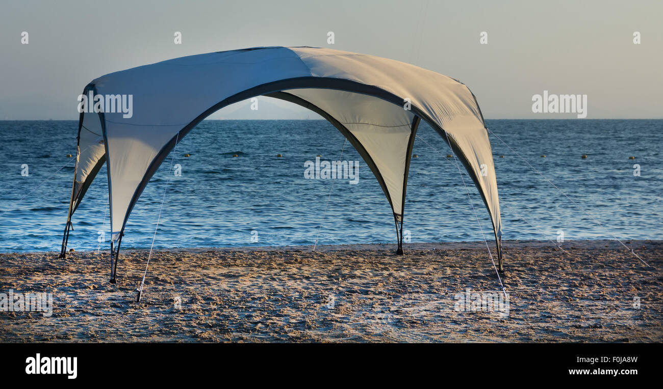 Parasol moderne avec quatre pattes sur la plage Banque D'Images