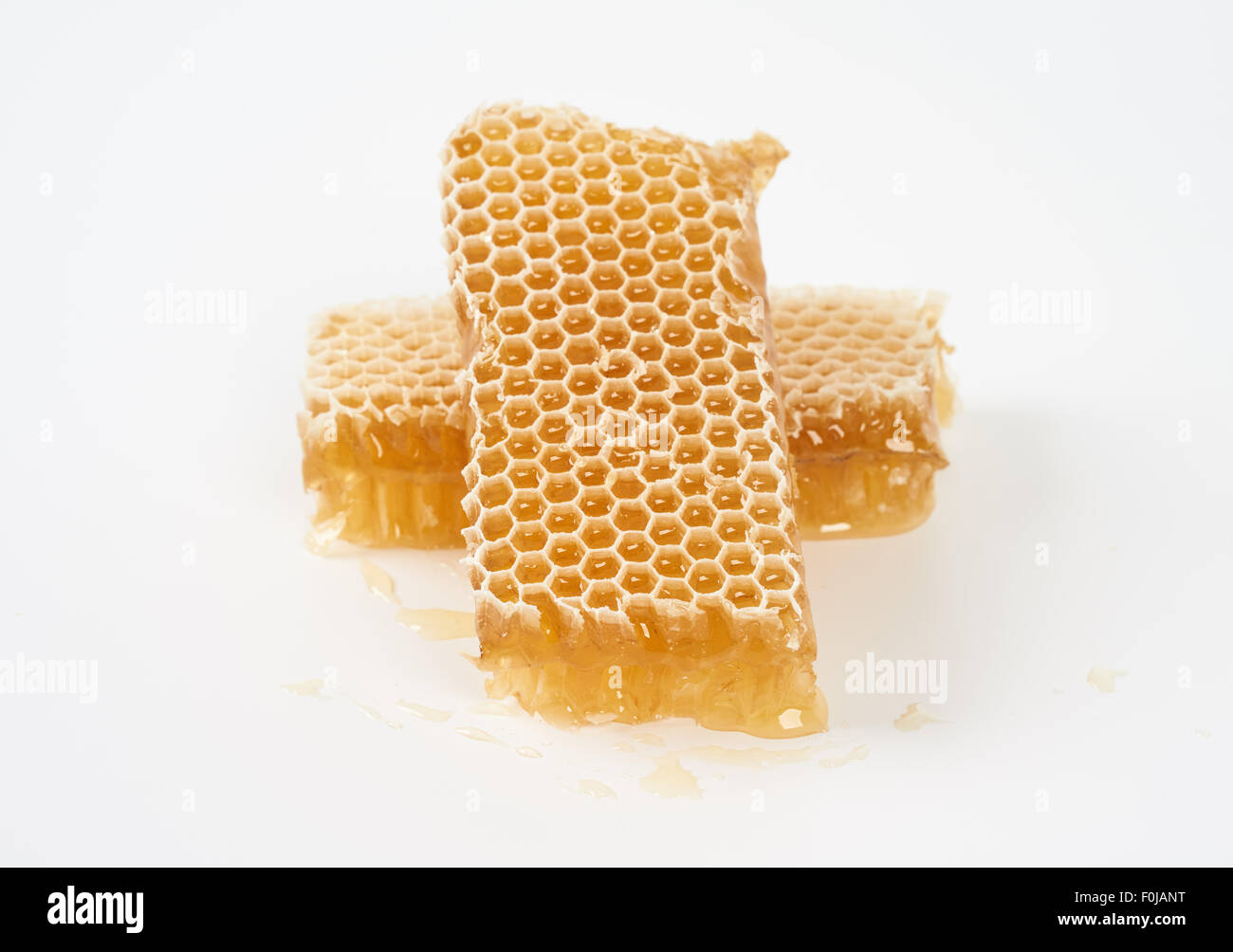 Miel brut en deux morceaux de rayons de miel Banque D'Images