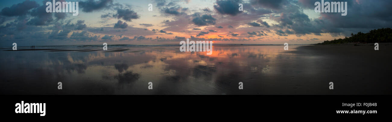 Vue du coucher de soleil sur la plage de Matapalo, Costa Rica. Matapalo est situé dans le sud de la côte du Pacifique. Banque D'Images