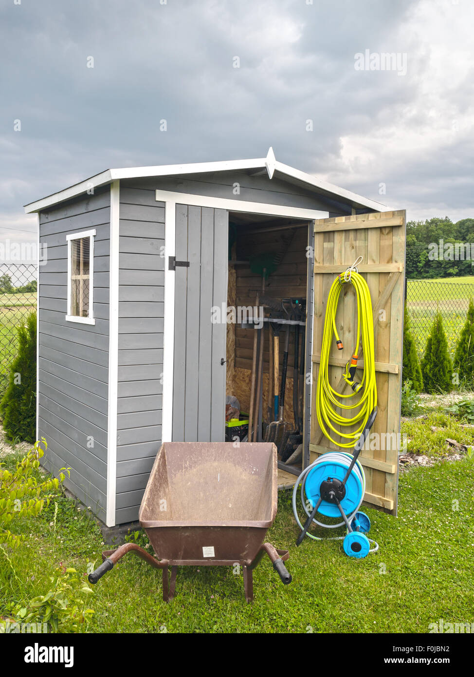 Cabane en bois avec différents outils et équipement de jardin Banque D'Images