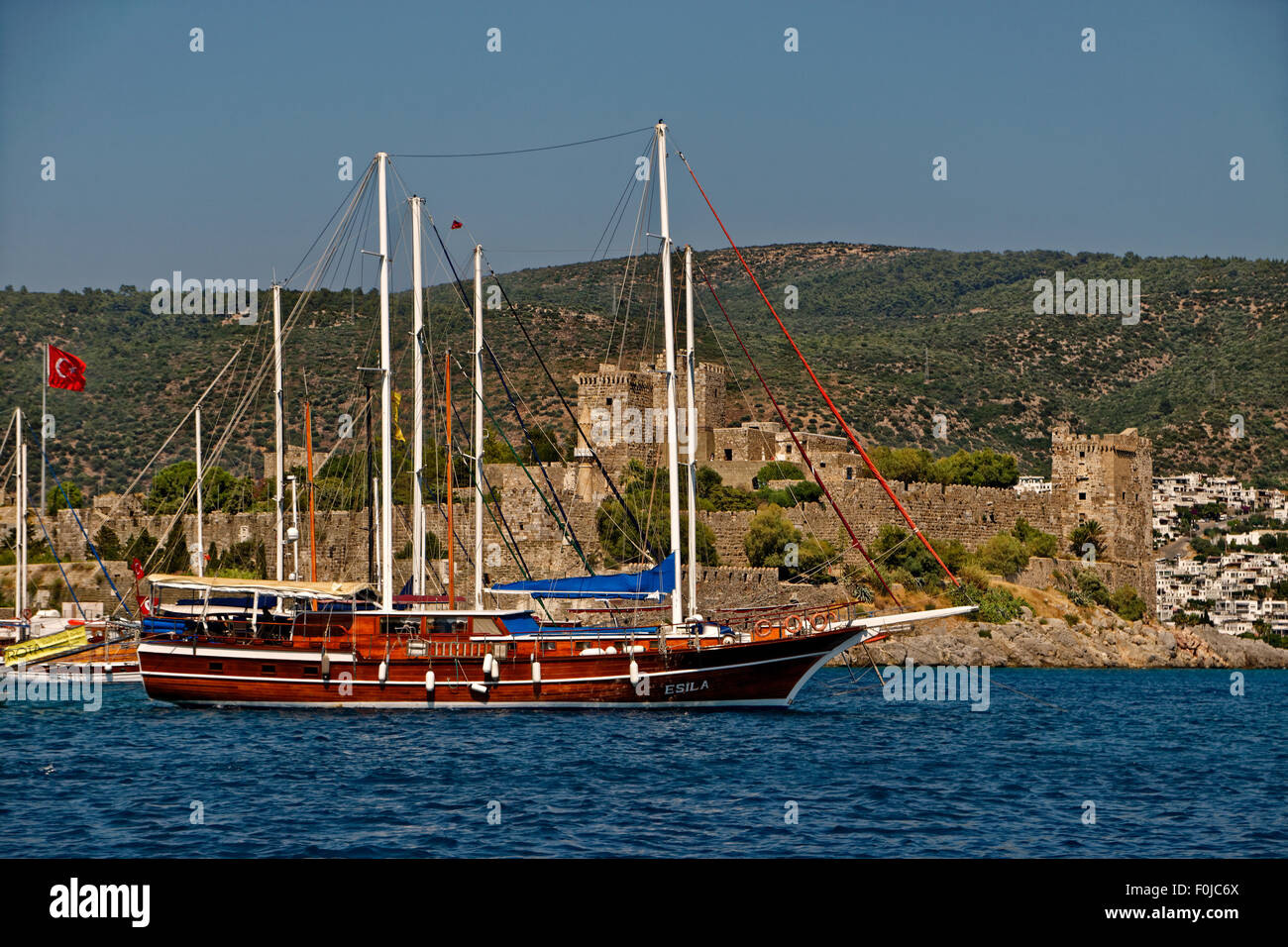 Gulet amarré à l'extérieur du Château de Saint Pierre à la ville de Bodrum, Muğla Province, Turkey Banque D'Images
