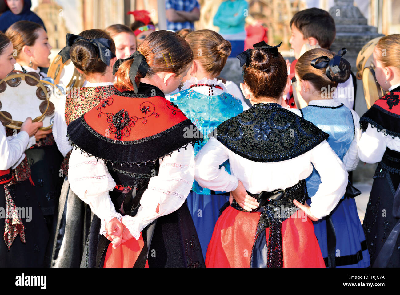L'Espagne, la Galice : Groupe folklorique de la jeunesse au cours de la 'Festival Infantil Letras Galegas" à Ribadeo Banque D'Images