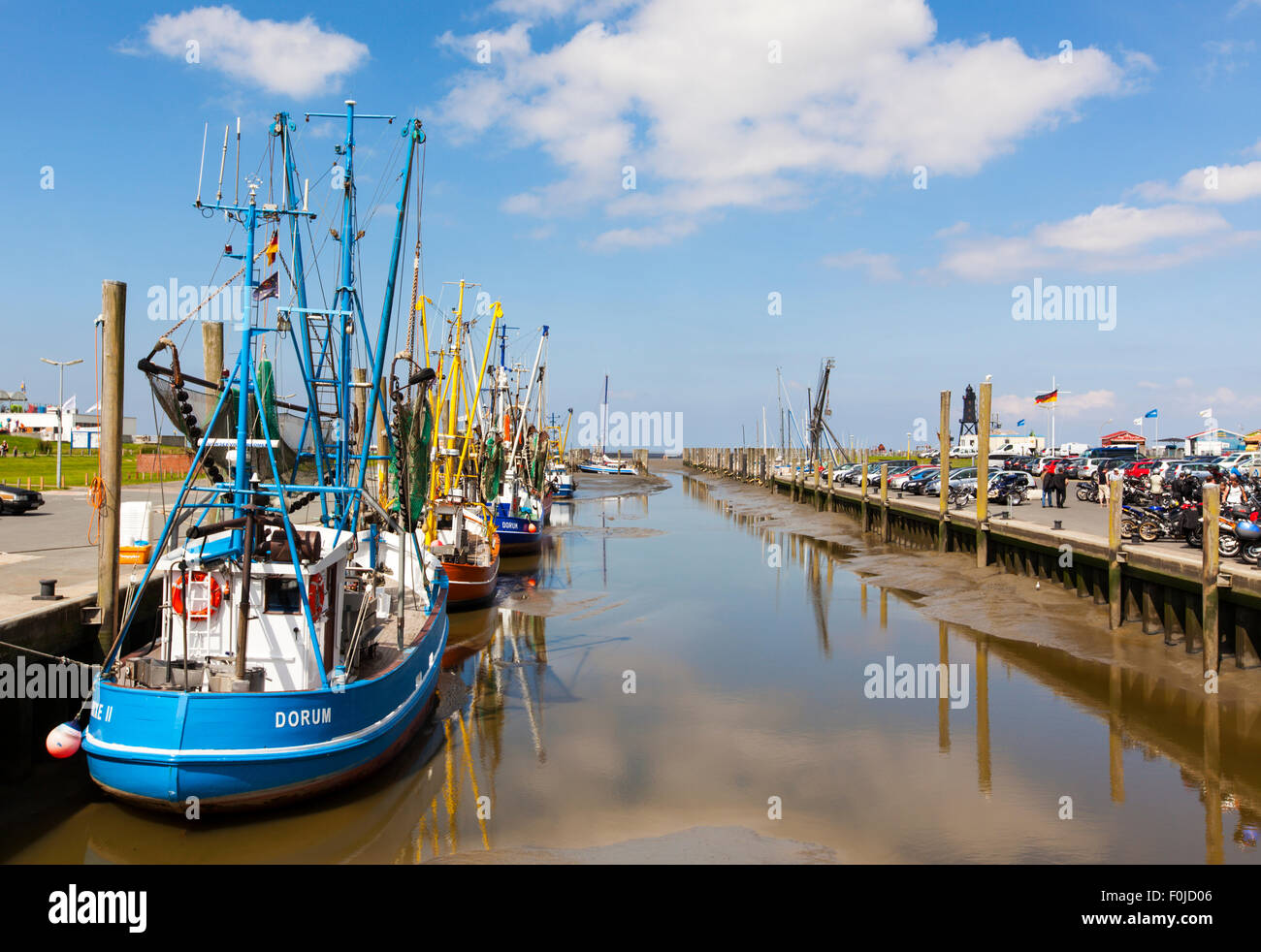 Les bateaux de pêche de la crevette dans le port de Bremerhaven sur la côte de la mer des wadden allemande durant la marée basse Banque D'Images