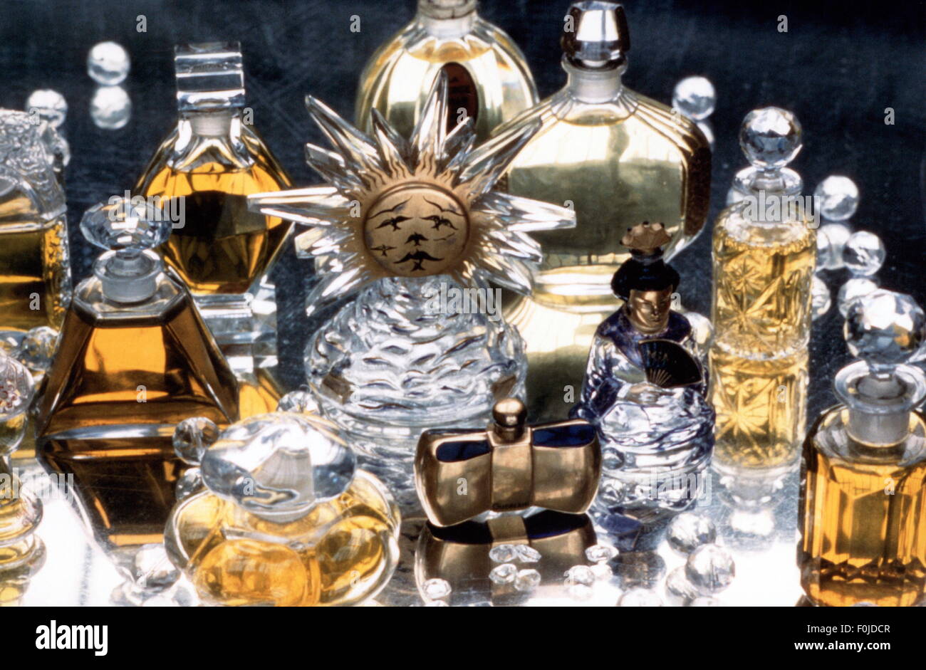 Flacon perfume Banque de photographies et d'images à haute résolution -  Alamy