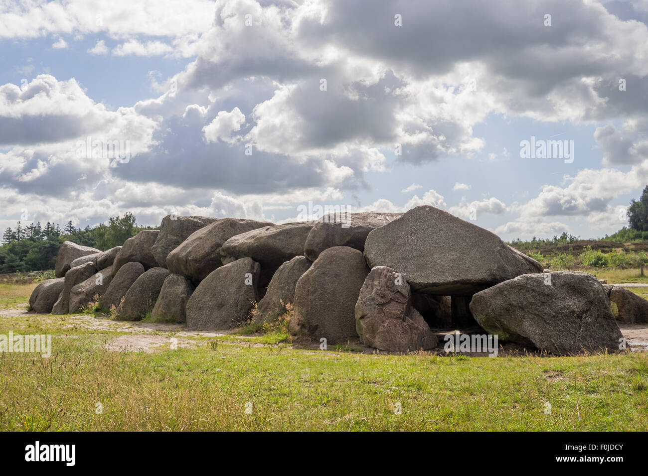 HDR ensoleillée de pierres mégalithiques dans la région de Drenthe, Pays-Bas, avec un ciel menaçant au-dessus Banque D'Images