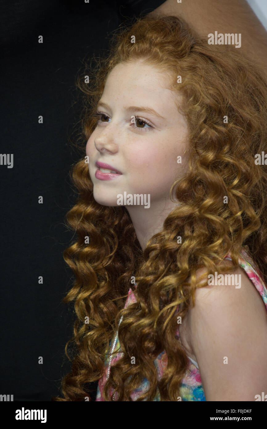 Anaheim, Californie, USA. Août 15, 2015. Francesca Capaldi de la troupe de Disney Channel's 'Dog avec un blog' prend des photos du ventilateur au Disney D23 Expo au Centre de Convention d'Anaheim à Anaheim, CA, USA, 16 août 2015. Credit : Kayte/Deioma Alamy Live News Banque D'Images