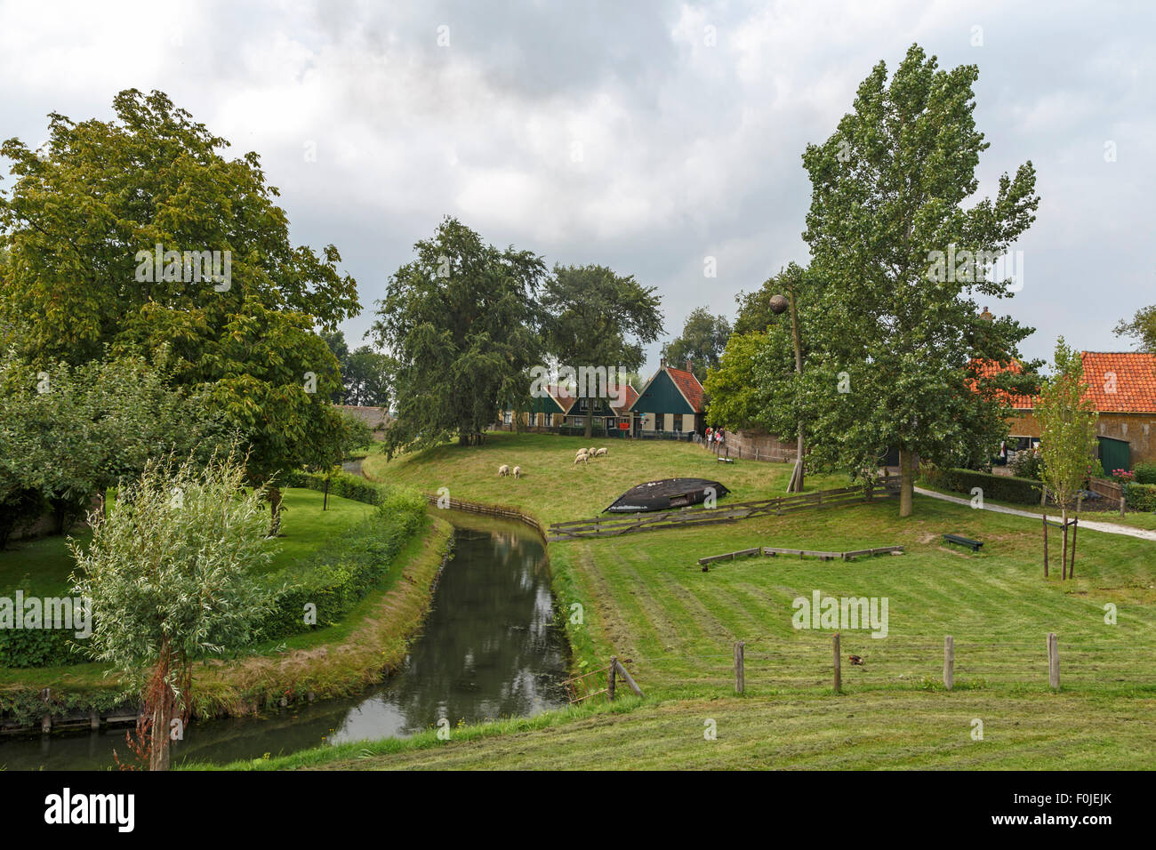 Gîtes traditionnels dans de verts pâturages dans le Buitenmuseum du Zuiderzee, Enkhuizen, Hollande du Nord, aux Pays-Bas. Banque D'Images