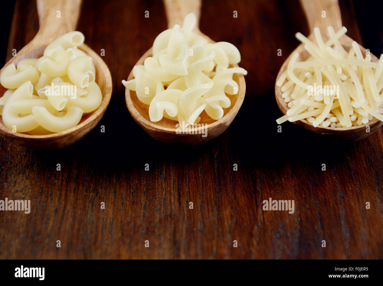 Différents types de pâtes crues sur la table Photo Stock Alamy