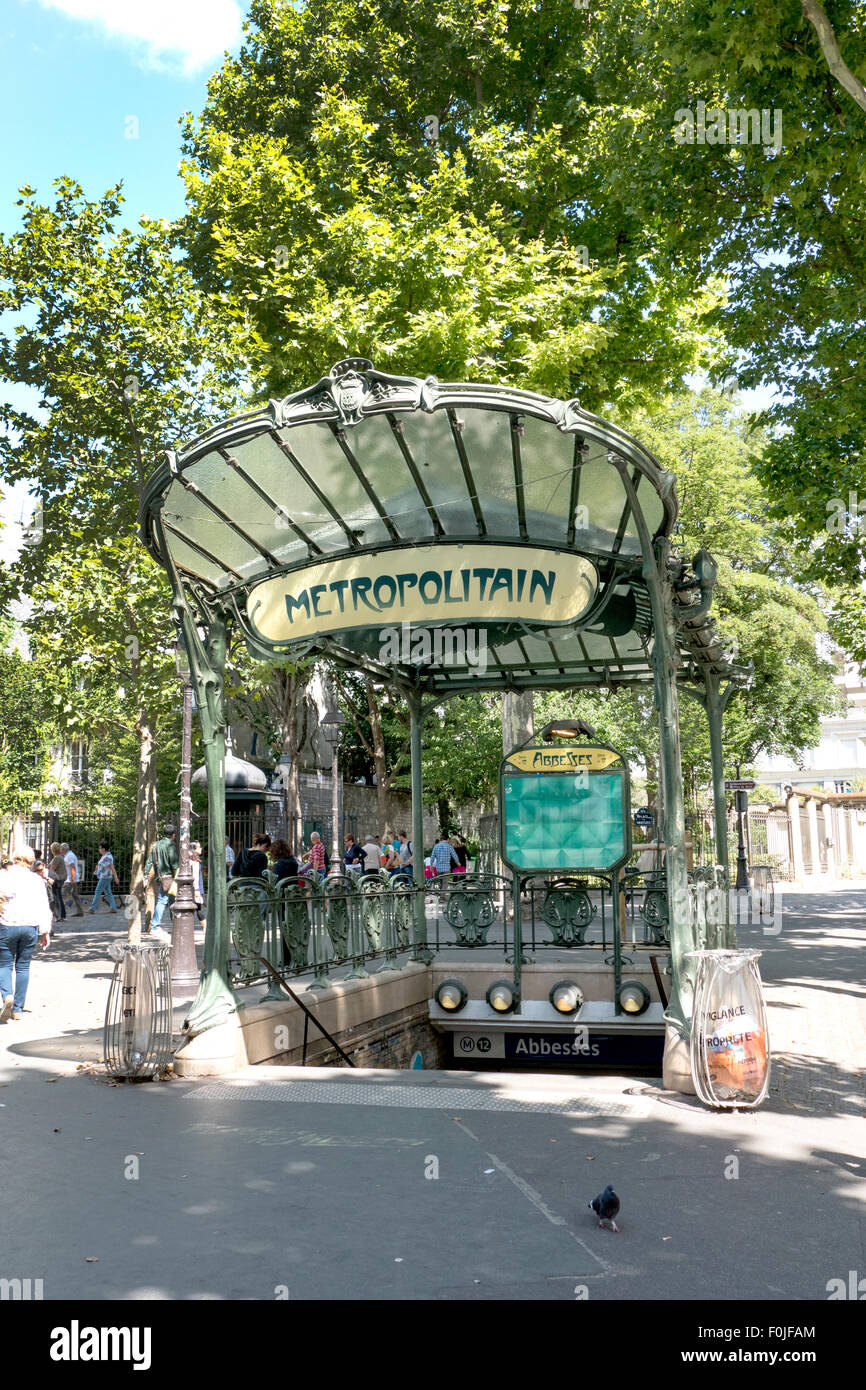 Une entrée de métro Art Nouveau à baldaquin conçu par Hector Guimard, Place des Abbesses, à Montmartre, Paris, France. Banque D'Images
