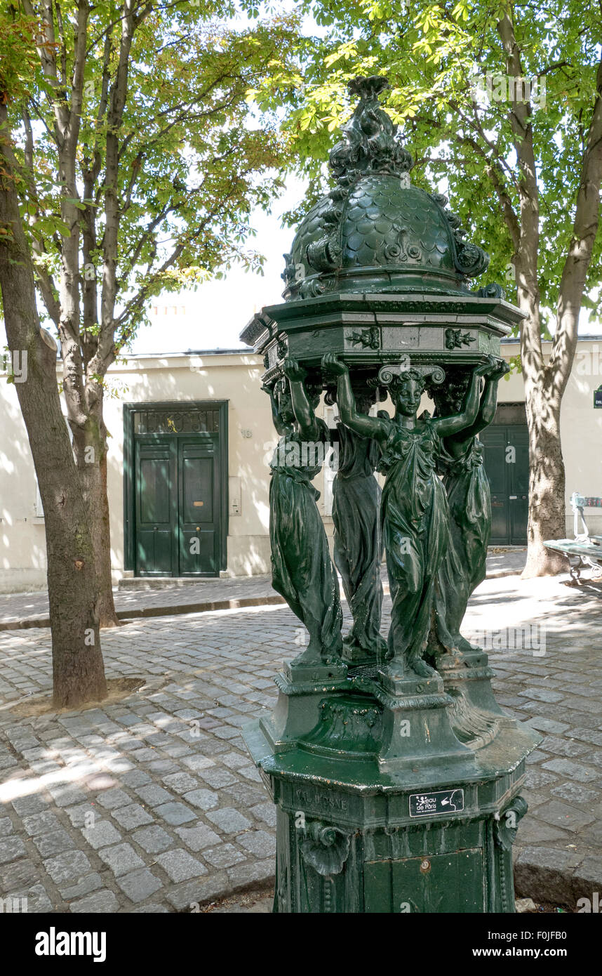 Fontaine d'eau potable par l'Anglais Richard Wallace Francophile se tient juste en face de No13 Le Bateau Lavoir, Paris. Banque D'Images