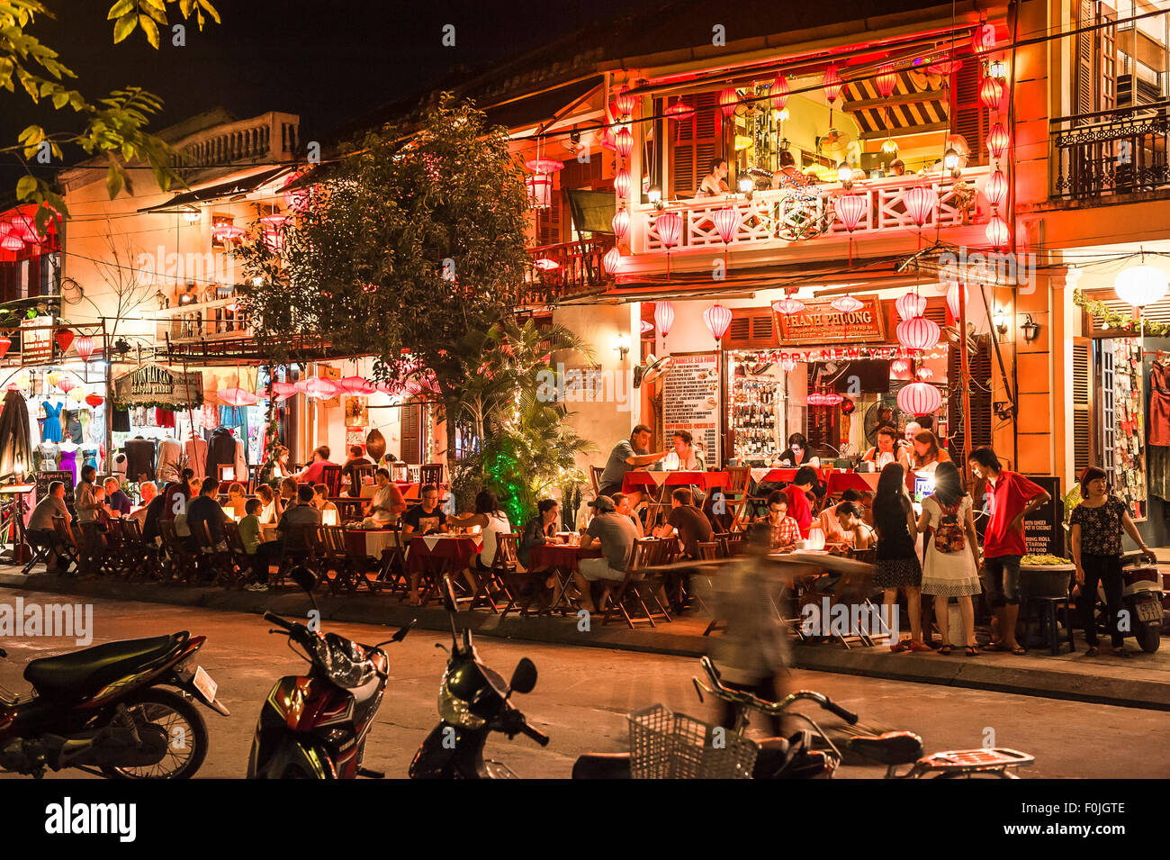 Hoi An bar de nuit, les touristes la nuit une scène dans la vieille ville de tourisme, Hoi An, Vietnam central. Banque D'Images