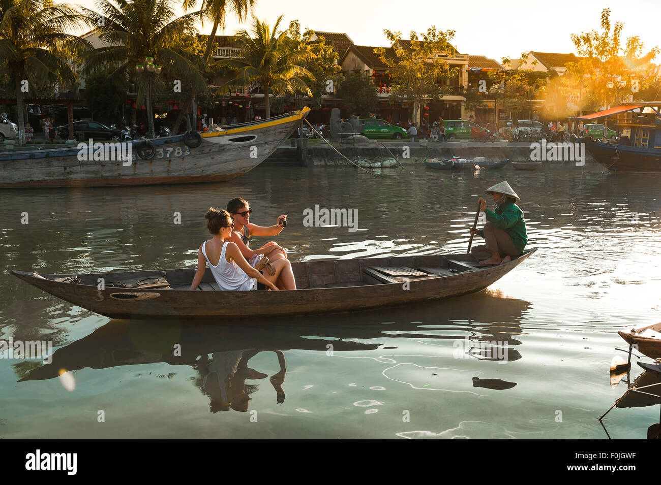 Voyage au Vietnam, vue d'un jeune couple européen prenant une photo de selfie tout en profitant d'une promenade en bateau sur la rivière Thu bon à Hoi an, au centre du Vietnam. Banque D'Images