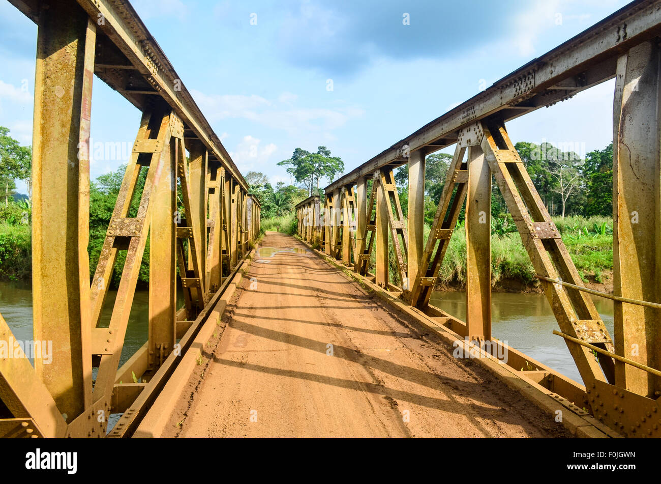 Vieux pont colonial britannique au Cameroun toujours critique aujourd'hui Banque D'Images