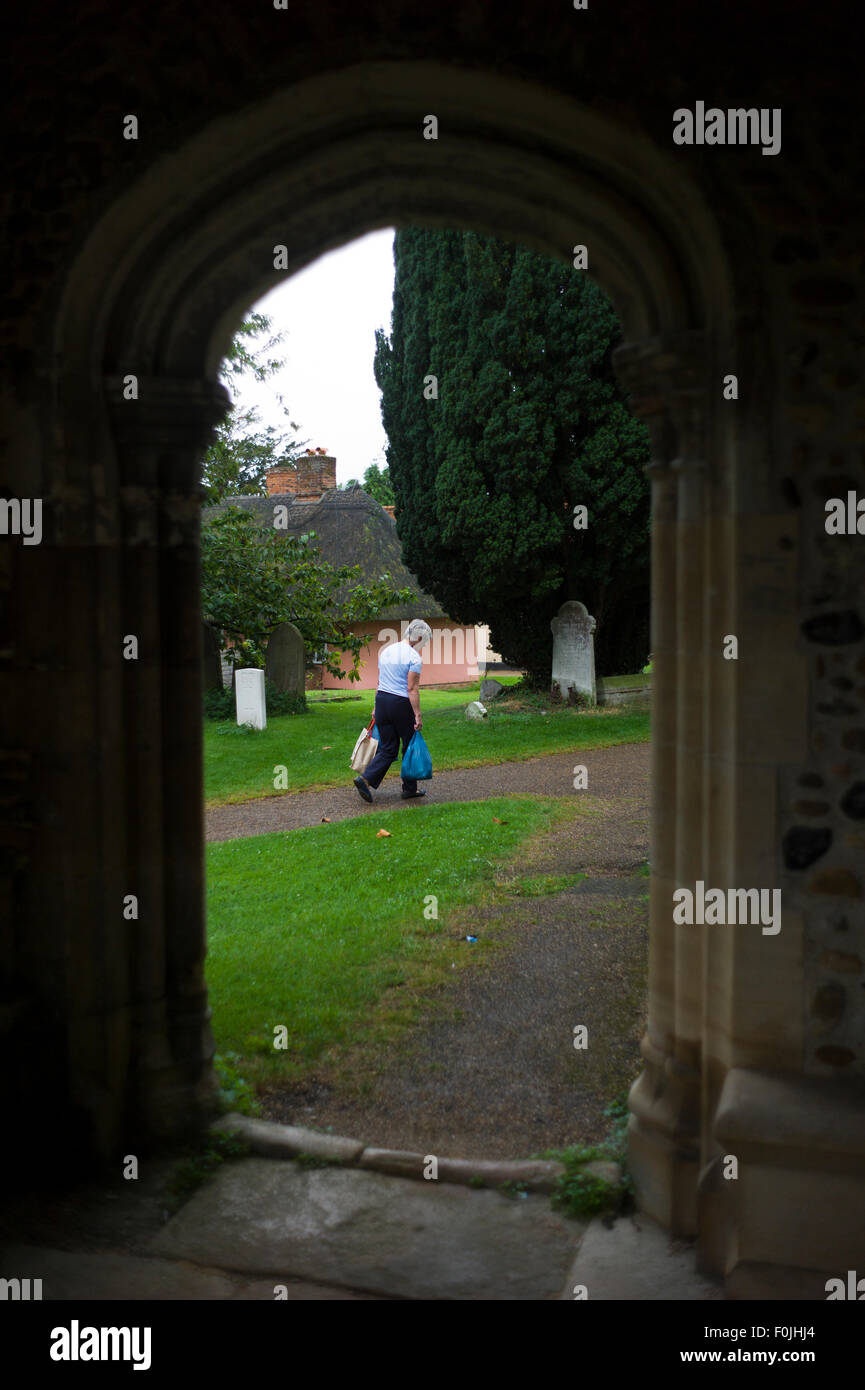 Thaxted Alms Maisons, Thaxted Cimetière,Thaxted Essex, Angleterre. Août 2015 Carrying shopping accueil du marché. Banque D'Images