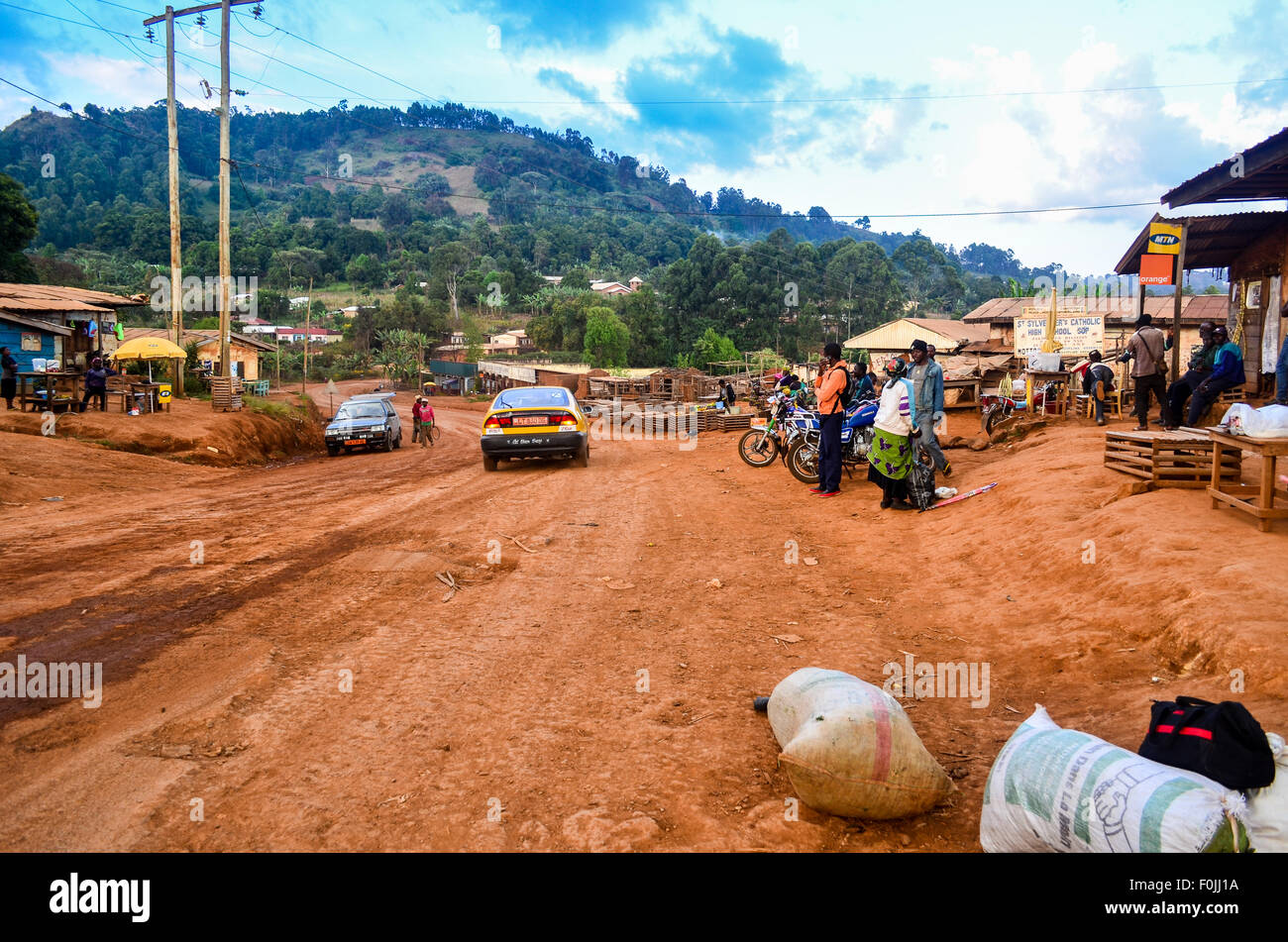 Terre rouge route de terre en milieu rural en Afrique Banque D'Images