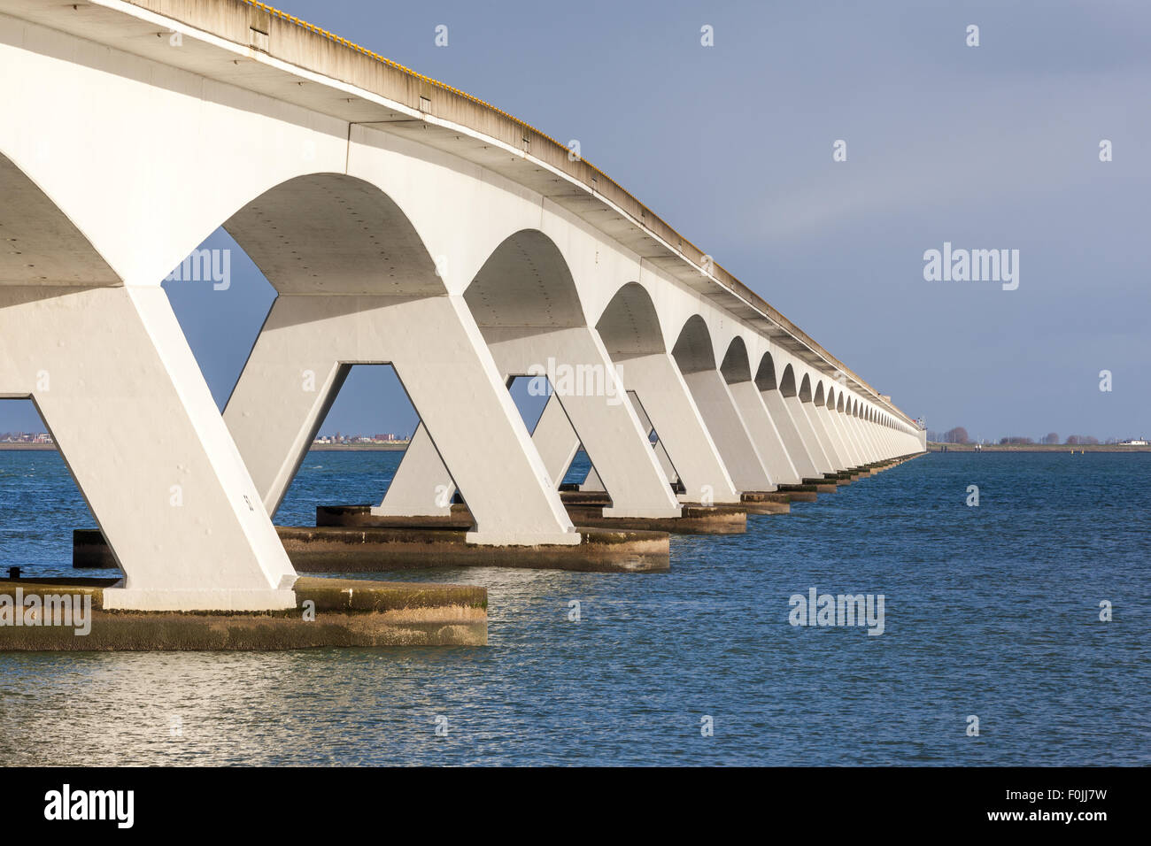 Sous un long pont un trou à travers les piliers avec une perspective longitudinale Banque D'Images