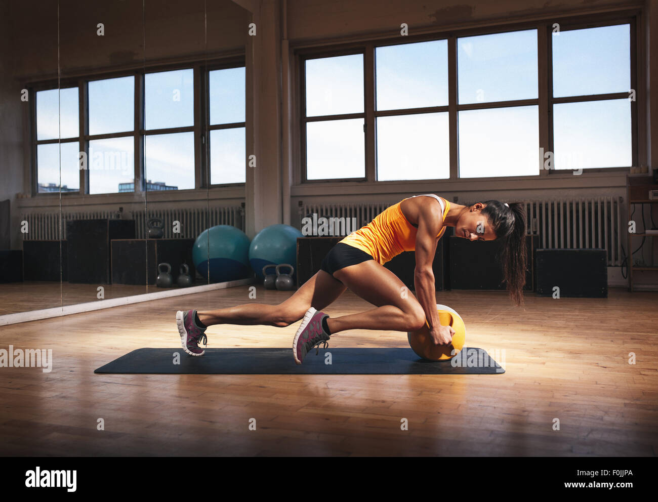 Femme en travail musculaire gym sur son corps de base. Femme forte, l'entraînement avec kettlebell en club de sport. Banque D'Images