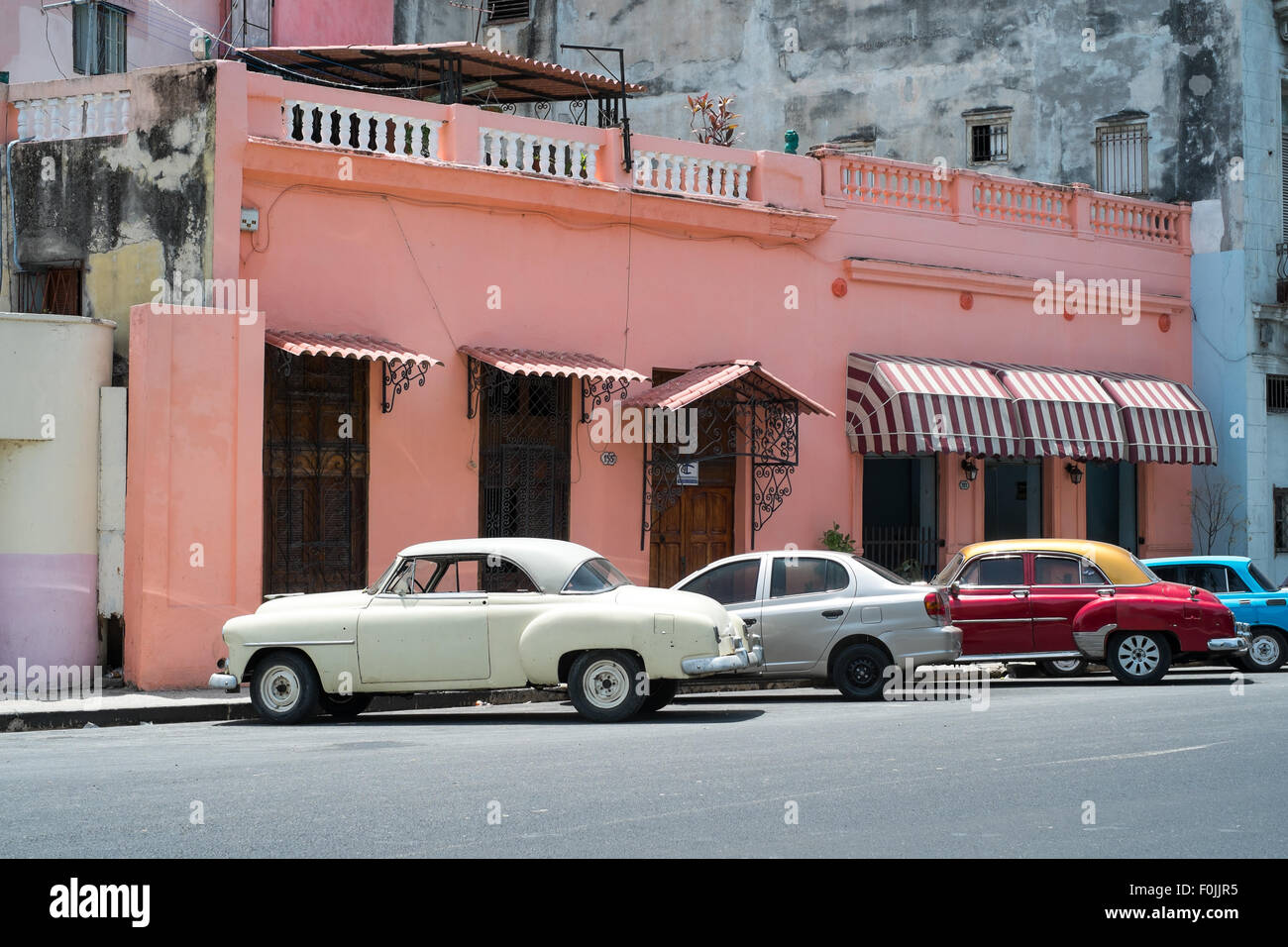 Voitures années 50 classique coloré et même luminosité bâtiments dans La Havane, Cuba Banque D'Images