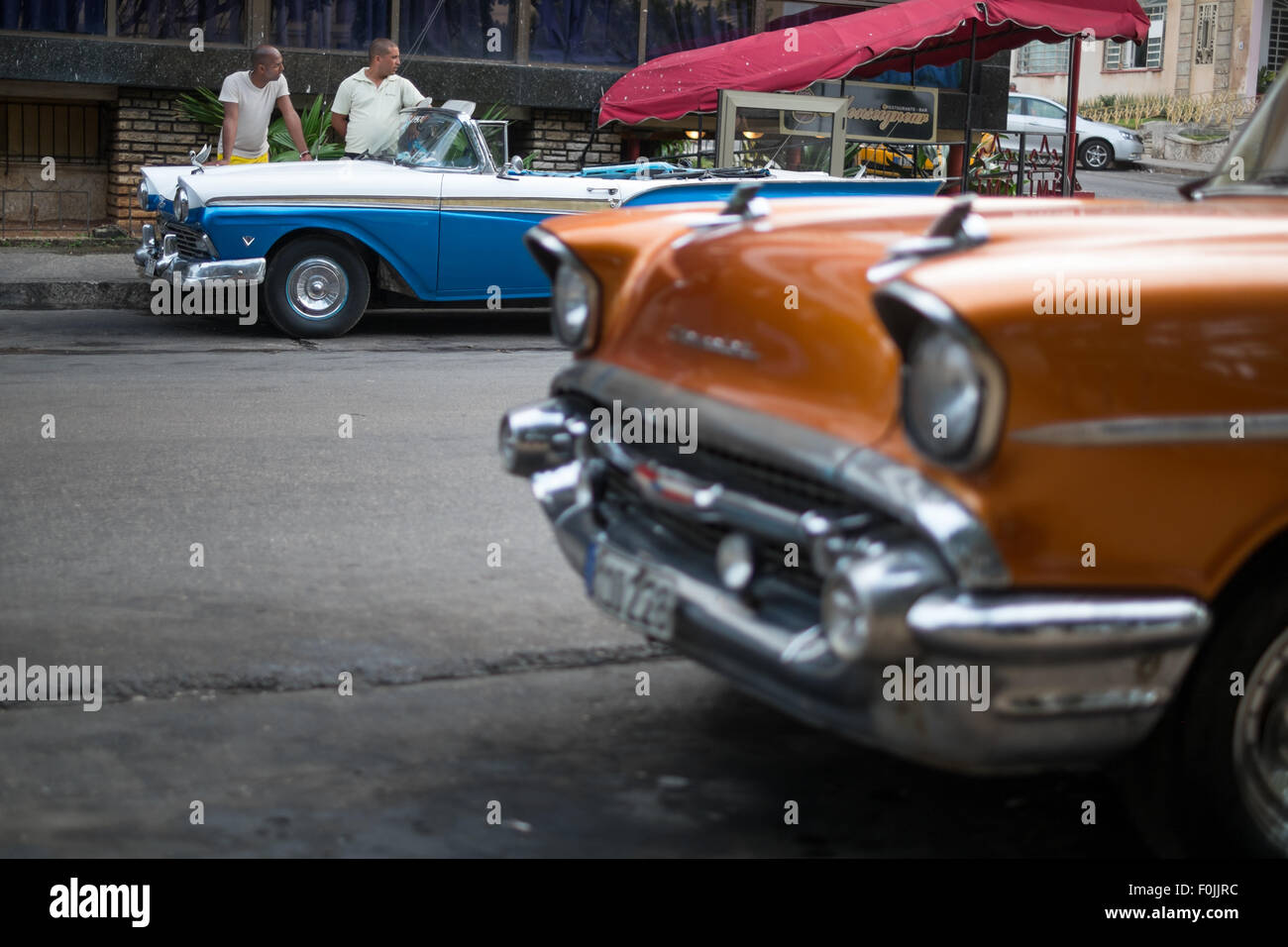 Classic 1950 voitures américaines dans les rues de La Havane, Cuba Banque D'Images