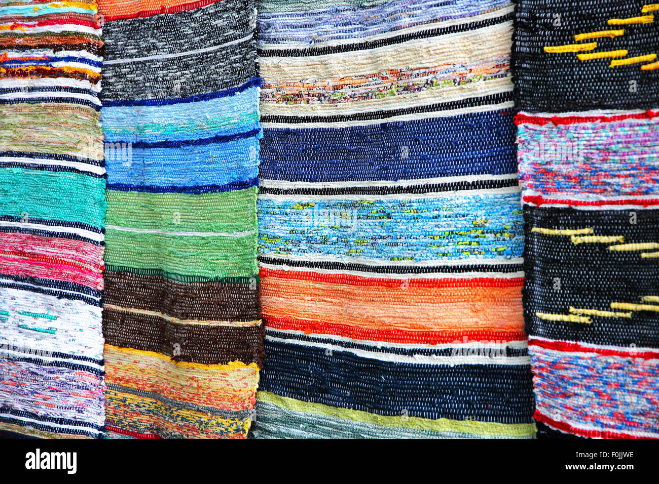 Des tapis multicolores comme motif de fond. Banque D'Images
