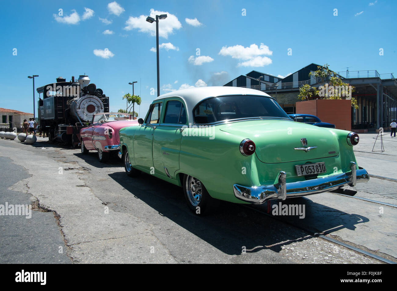 Vintage années 50 voitures sont une caractéristique majeure sur les routes de Cuba Banque D'Images