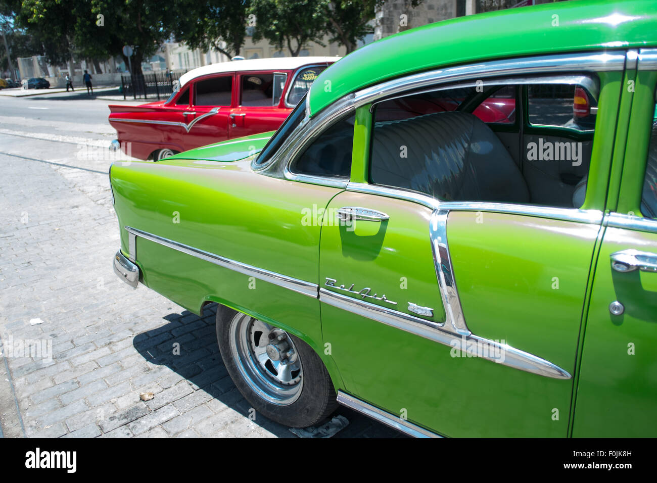 Vintage années 50 voitures sont une caractéristique majeure sur les routes de Cuba Banque D'Images