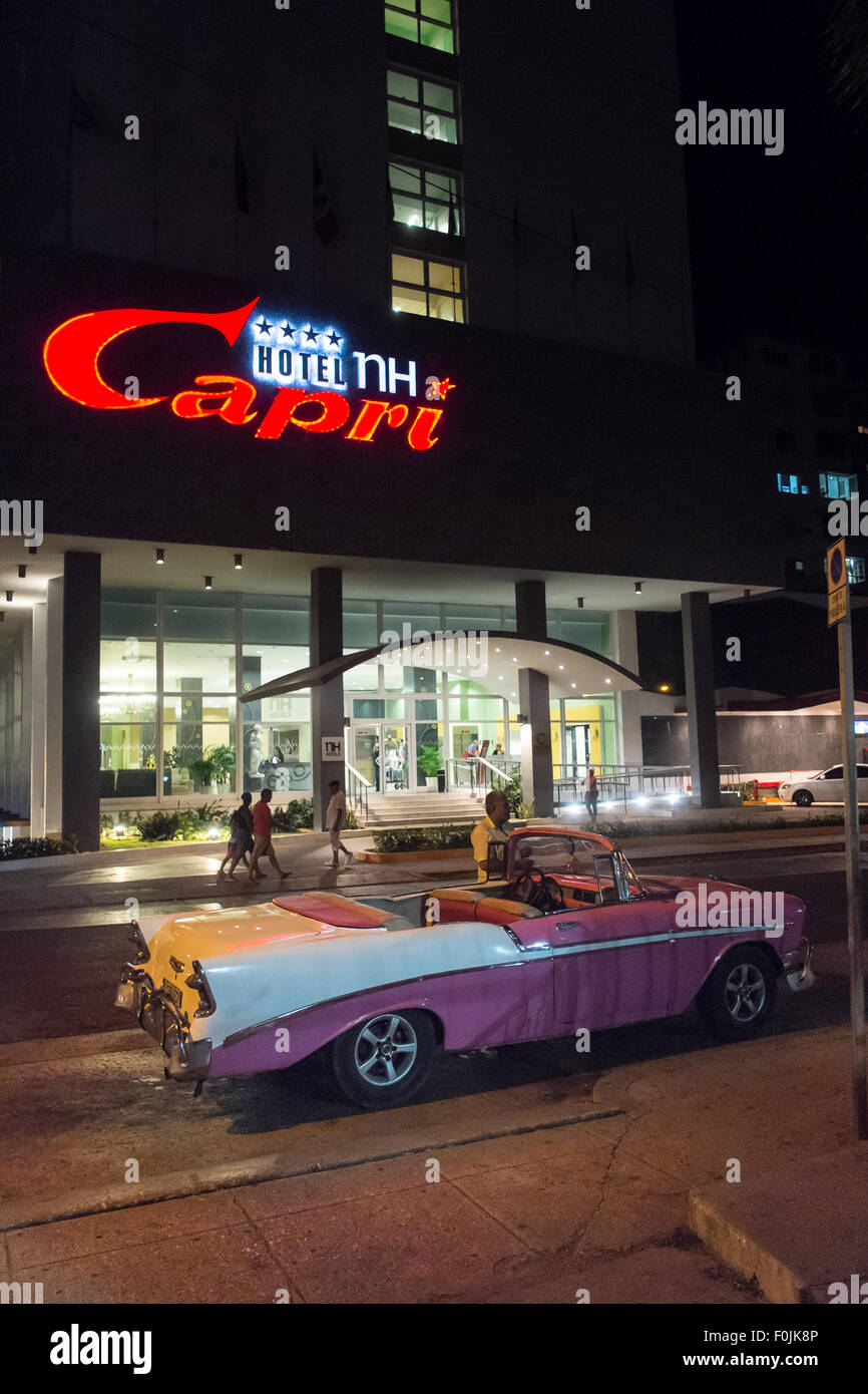 Vintage années 50 voitures sont une caractéristique majeure sur les routes de Cuba Banque D'Images