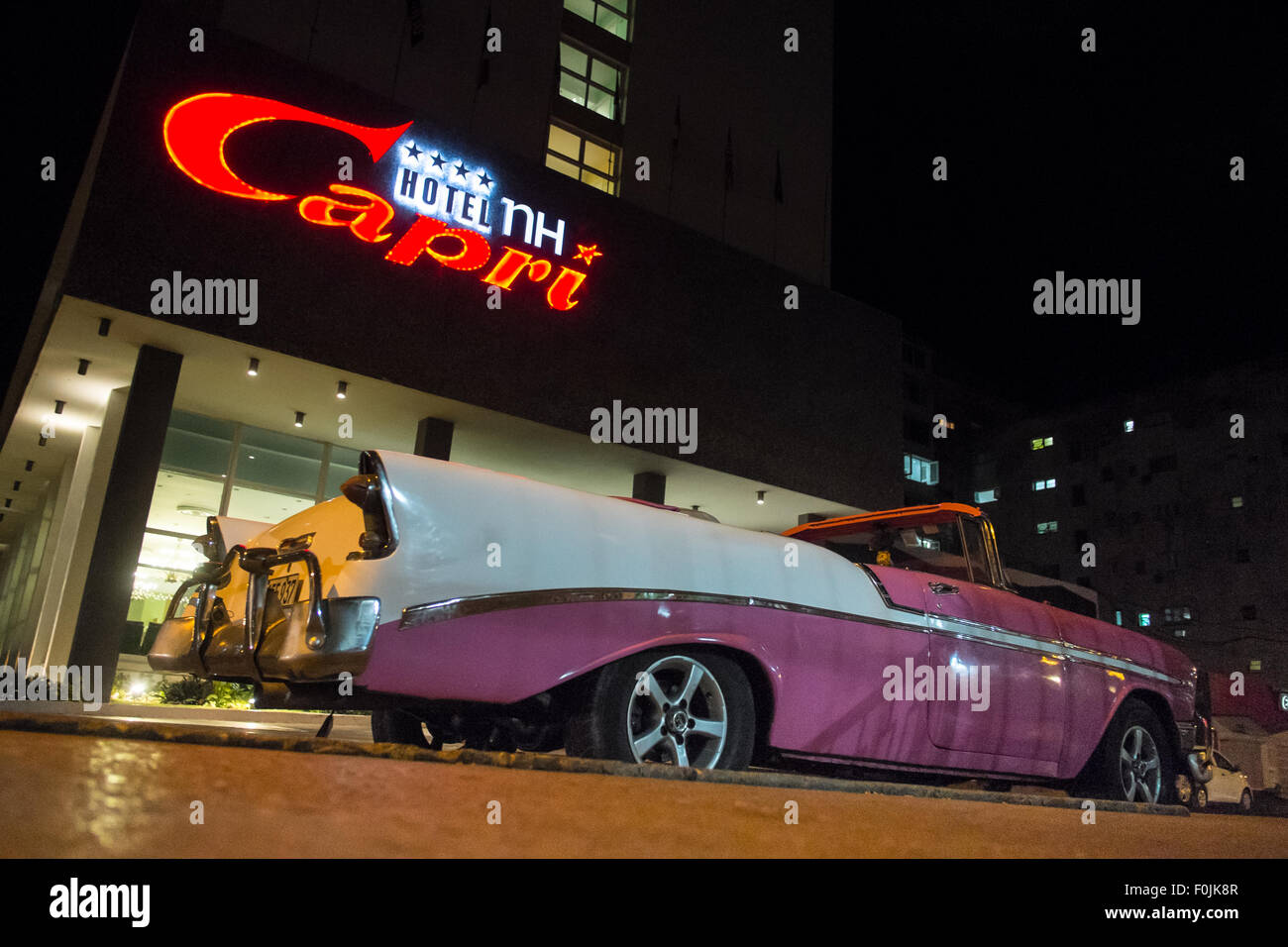 Vintage années 50 voitures sont une caractéristique majeure sur les routes de Cuba Banque D'Images