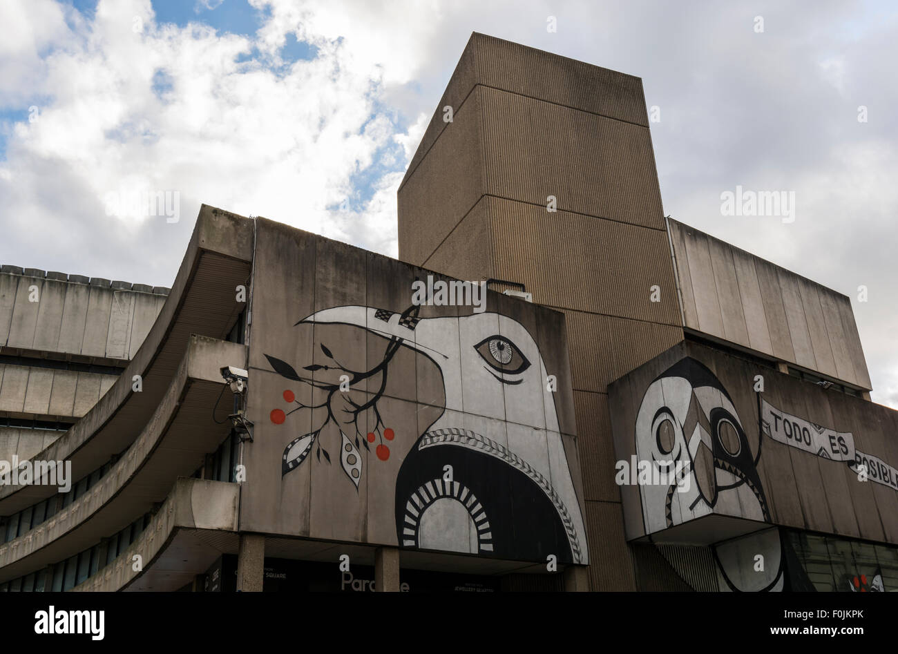 Street Art sur le côté d'un bâtiment brutaliste en béton destinés à la démolition dans le centre de Birmingham. Banque D'Images