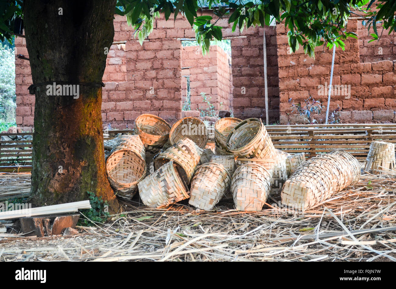 Des paniers faits à la main en Afrique Banque D'Images