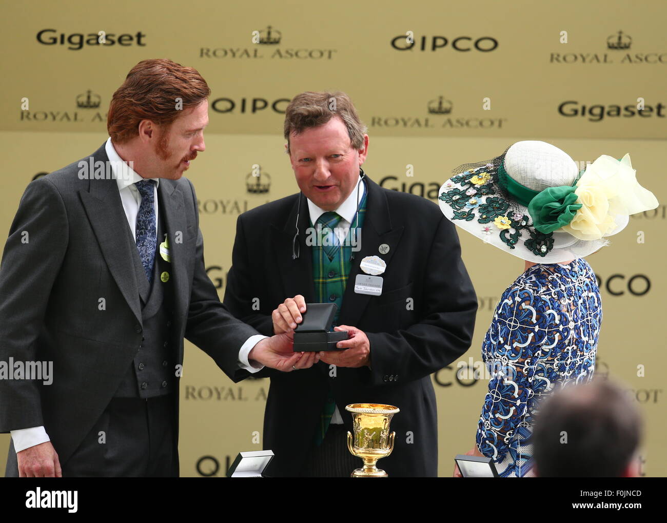 Royal Ascot 2015 tenue à Ascot Racecourse - Jour 1 Damien Lewis lors de remise d'un trophée avec : Damien Lewis, Mark Johnson, Helen McCrory Où : Ascot, Berkshire, Royaume-Uni Quand : 16 Juin 2015 Banque D'Images