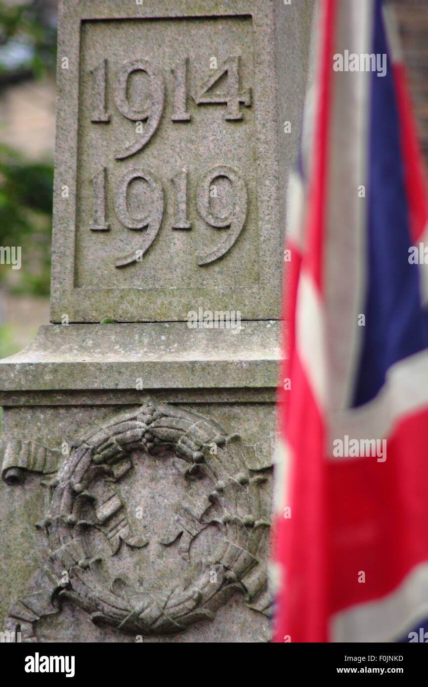 Une Union Jack flag par un monument marquant la stat et fin de la Première Guerre mondiale, le Hayfield, Peak District, Derbyshire, Angleterre, Royaume-Uni Banque D'Images