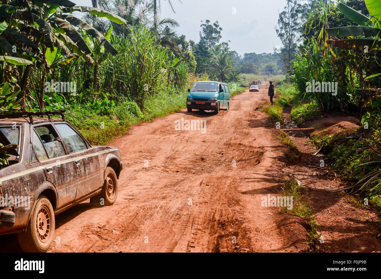 Les taxis locaux sur une terre rouge route de terre en milieu rural en Afrique Banque D'Images