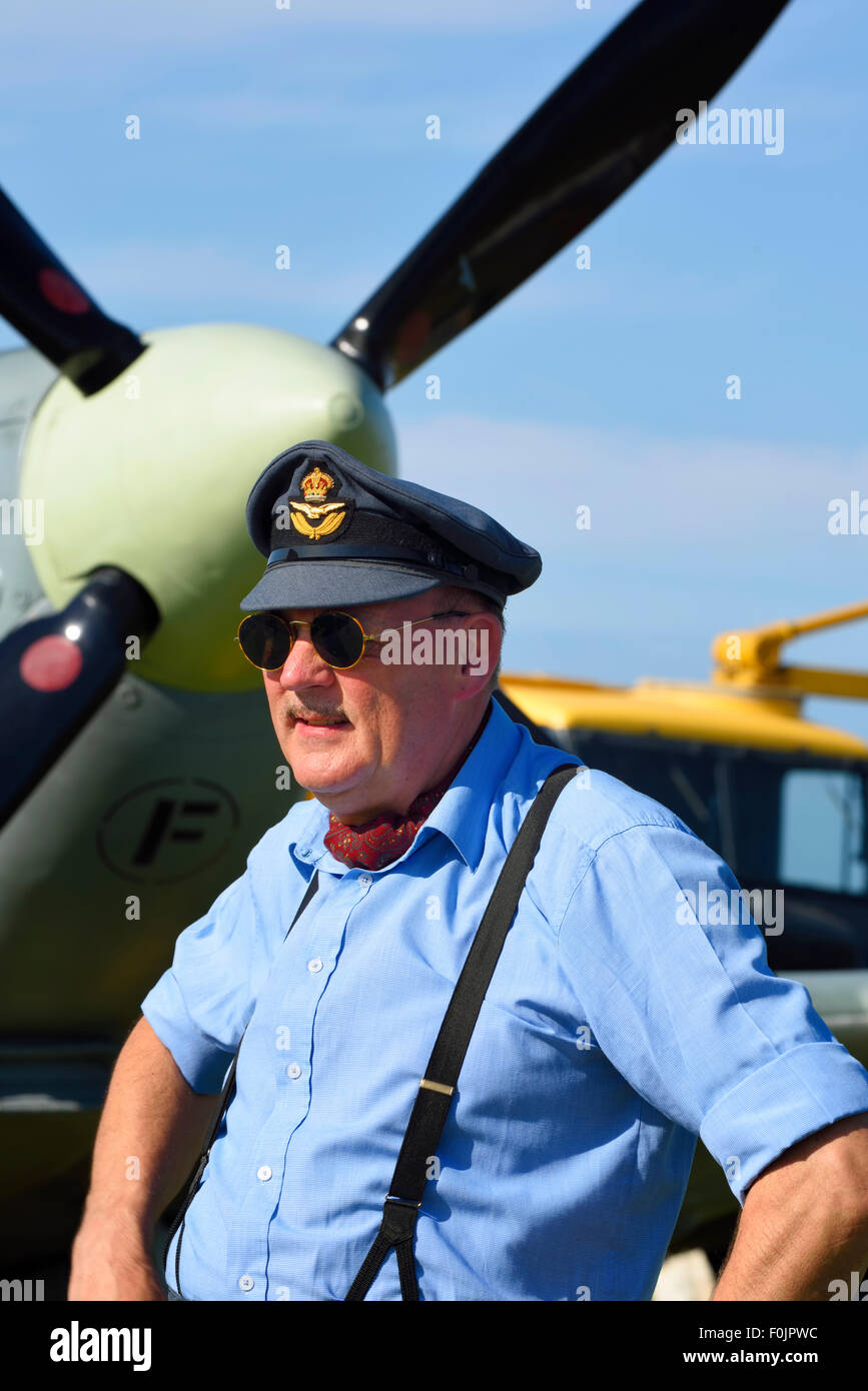 En 1940, l'homme d'équipage de la raf uniforme avec mk 2 réplique derrière spitfire (reconstitution de guerre à Lytham, Lancashire) Banque D'Images