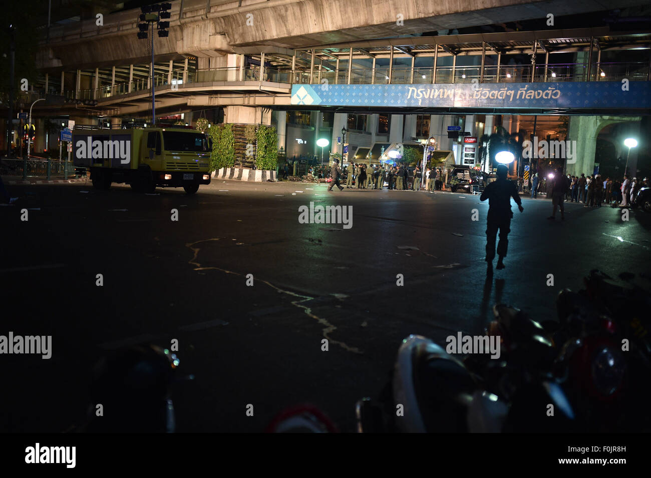 Bangkok, Thaïlande. Août 17, 2015. Le site d'une explosion est bloquée par la police dans le centre-ville de Bangkok, capitale de la Thaïlande, le 17 août 2015. Au moins 15 personnes ont été tuées et plus de 80 autres blessés dans une explosion dans le centre-ville de Bangkok lundi soir, selon les médias locaux. Mangmang Crédit : Li/Xinhua/Alamy Live News Banque D'Images