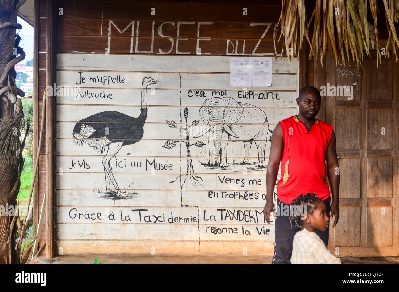 Père et fille au zoo de Yaoundé, Cameroun Banque D'Images