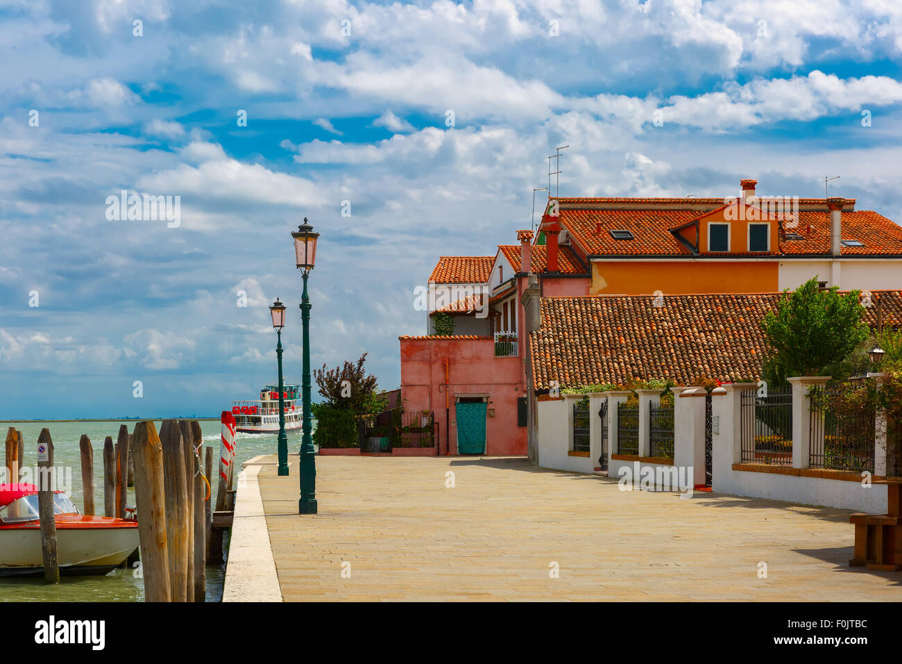 Sur le quai de Burano, Venise, Italie Banque D'Images