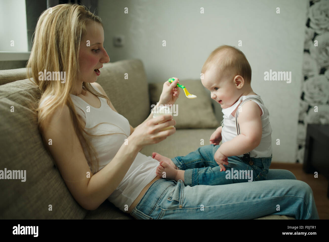 Mère de nourrir bébé avec une cuillère Banque D'Images