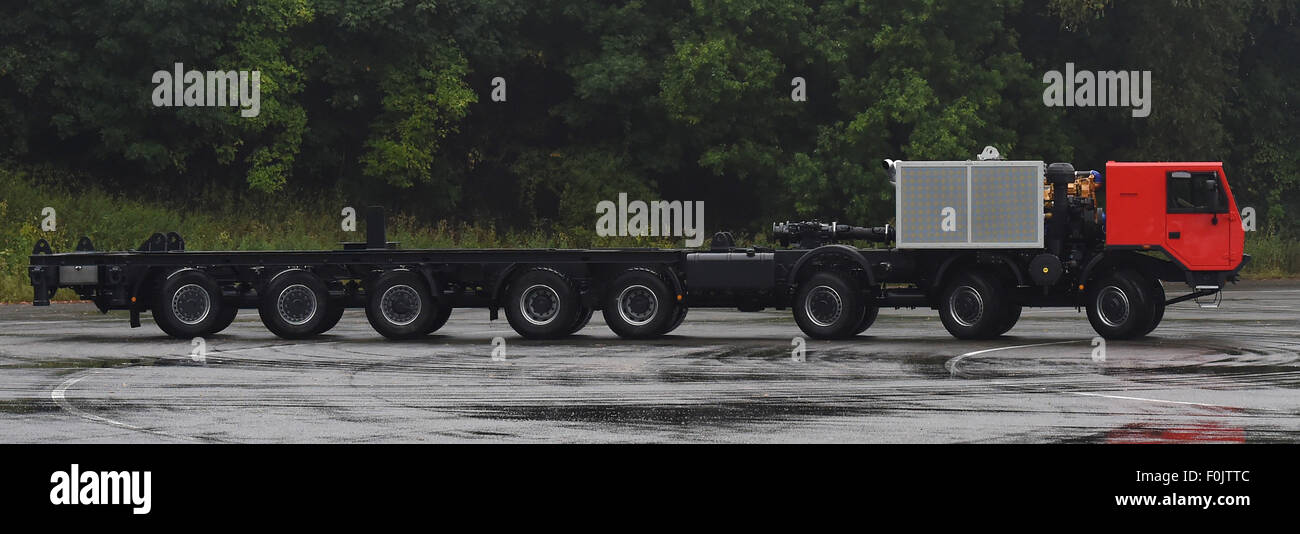 Koprivnice, République tchèque. Août 17, 2015. 18 mètres de long a été présenté par voiture Tatra camion tchèque Tatra Koprivnice, bouilloire en République tchèque, le 17 août 2015. Selon un porte-parole de Tatra c'est le plus grand chariot fait dans l'histoire de la République tchèque de l'industrie automobile. Photo : CTK Jaroslav Ozana/Photo/Alamy Live News Banque D'Images