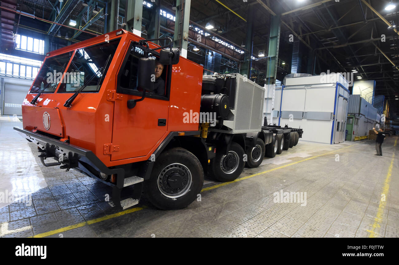 Koprivnice, République tchèque. Août 17, 2015. 18 mètres de long a été présenté par voiture Tatra camion tchèque Tatra Koprivnice, bouilloire en République tchèque, le 17 août 2015. Selon un porte-parole de Tatra c'est le plus grand chariot fait dans l'histoire de la République tchèque de l'industrie automobile. Photo : CTK Jaroslav Ozana/Photo/Alamy Live News Banque D'Images