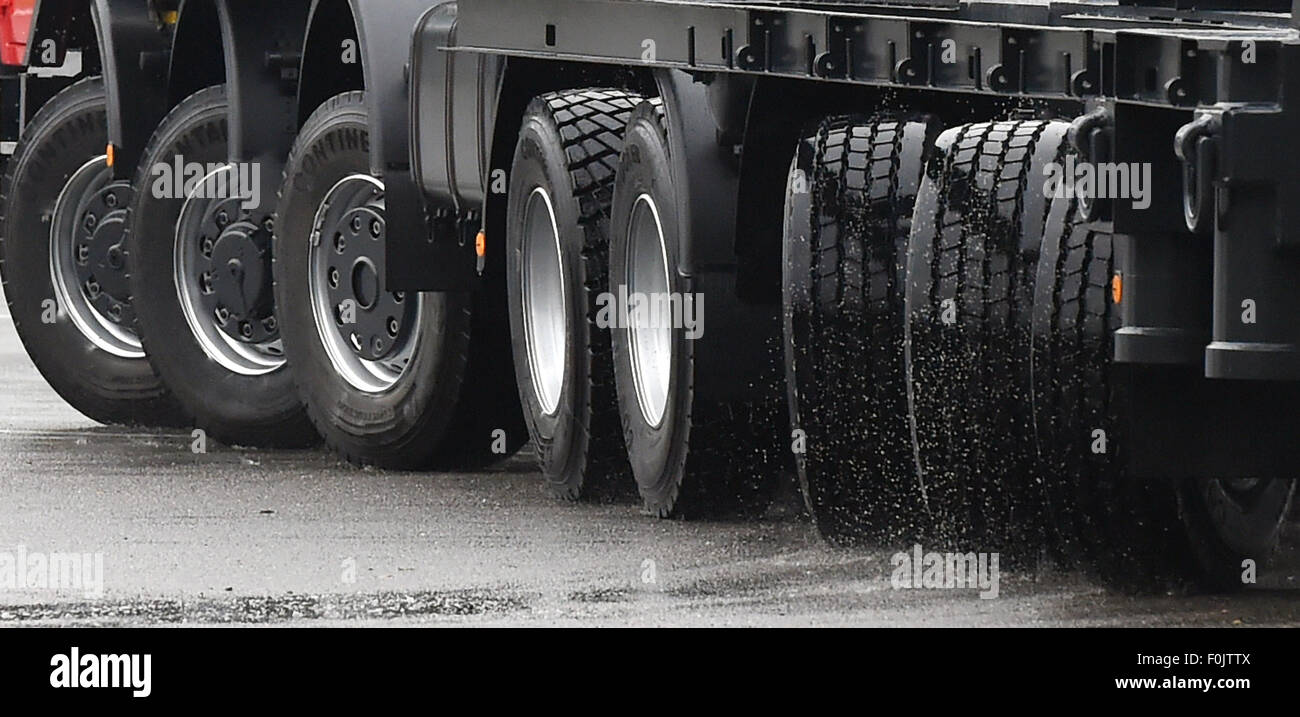 Koprivnice, République tchèque. Août 17, 2015. 18 mètres de long a été présenté par voiture Tatra camion tchèque Tatra Koprivnice, bouilloire en République tchèque, le 17 août 2015. Selon un porte-parole de Tatra c'est le plus grand chariot fait dans l'histoire de la République tchèque de l'industrie automobile. Photo : CTK Jaroslav Ozana/Photo/Alamy Live News Banque D'Images