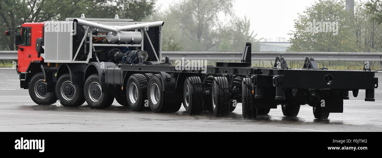 Koprivnice, République tchèque. Août 17, 2015. 18 mètres de long a été présenté par voiture Tatra camion tchèque Tatra Koprivnice, bouilloire en République tchèque, le 17 août 2015. Selon un porte-parole de Tatra c'est le plus grand chariot fait dans l'histoire de la République tchèque de l'industrie automobile. Photo : CTK Jaroslav Ozana/Photo/Alamy Live News Banque D'Images